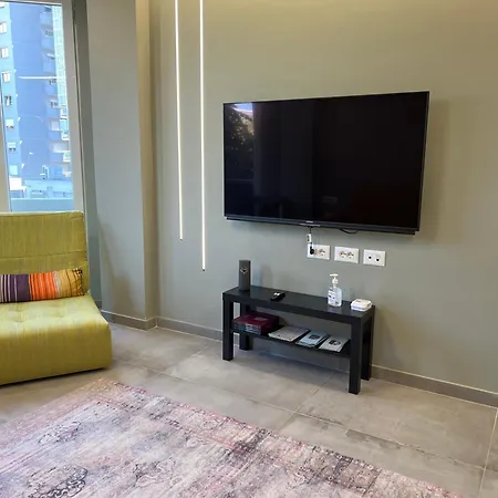 The Loft - In The Centre Of Blloku דירה טיראנה